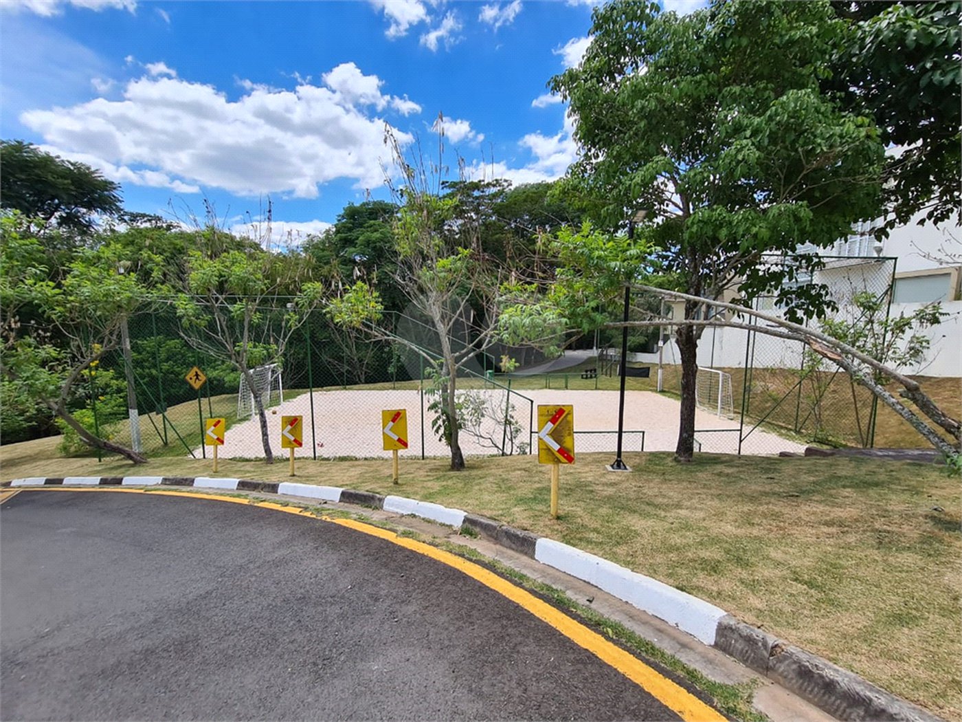 Casa à venda com 3 suítes no condomínio Terras de São Francisco, Vinhedo - SP