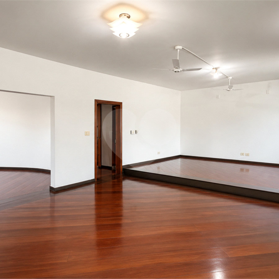 Sobrado à venda com 4 quartos, sendo 2 suítes, em Vila Pires, Santo André, SP
