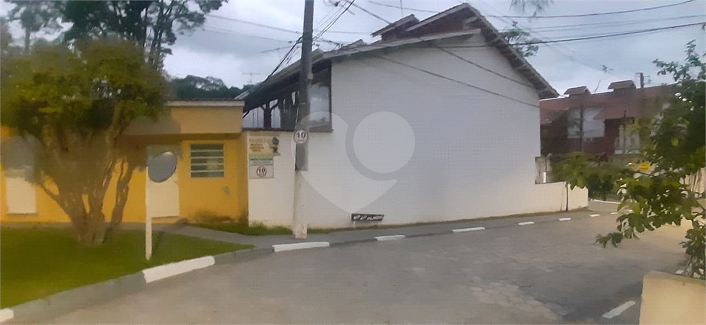 Casa à venda com 3 quartos, sendo 1 suíte, no condomínio Village Palmas, São Paulo - SP