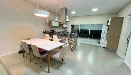 Casa à venda com 3 quartos, sendo 1 suíte, no condomínio Residencial Golden Ville, Itapetininga - SP