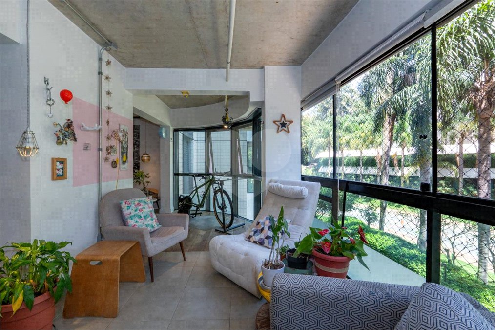 Apartamento à venda com 3 quartos, sendo 1 suíte, em Jardim Morumbi, São Paulo, SP