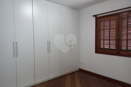 Sobrado à venda com 4 quartos, sendo 3 suítes, em Cidade São Francisco, São Paulo, SP