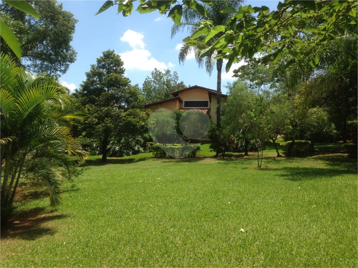 Casa à venda com 5 quartos, sendo 3 suítes, no condomínio Recanto das Flores, Indaiatuba - SP