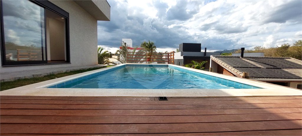 Casa à venda com 4 suítes no condomínio Figueira Garden, Atibaia - SP