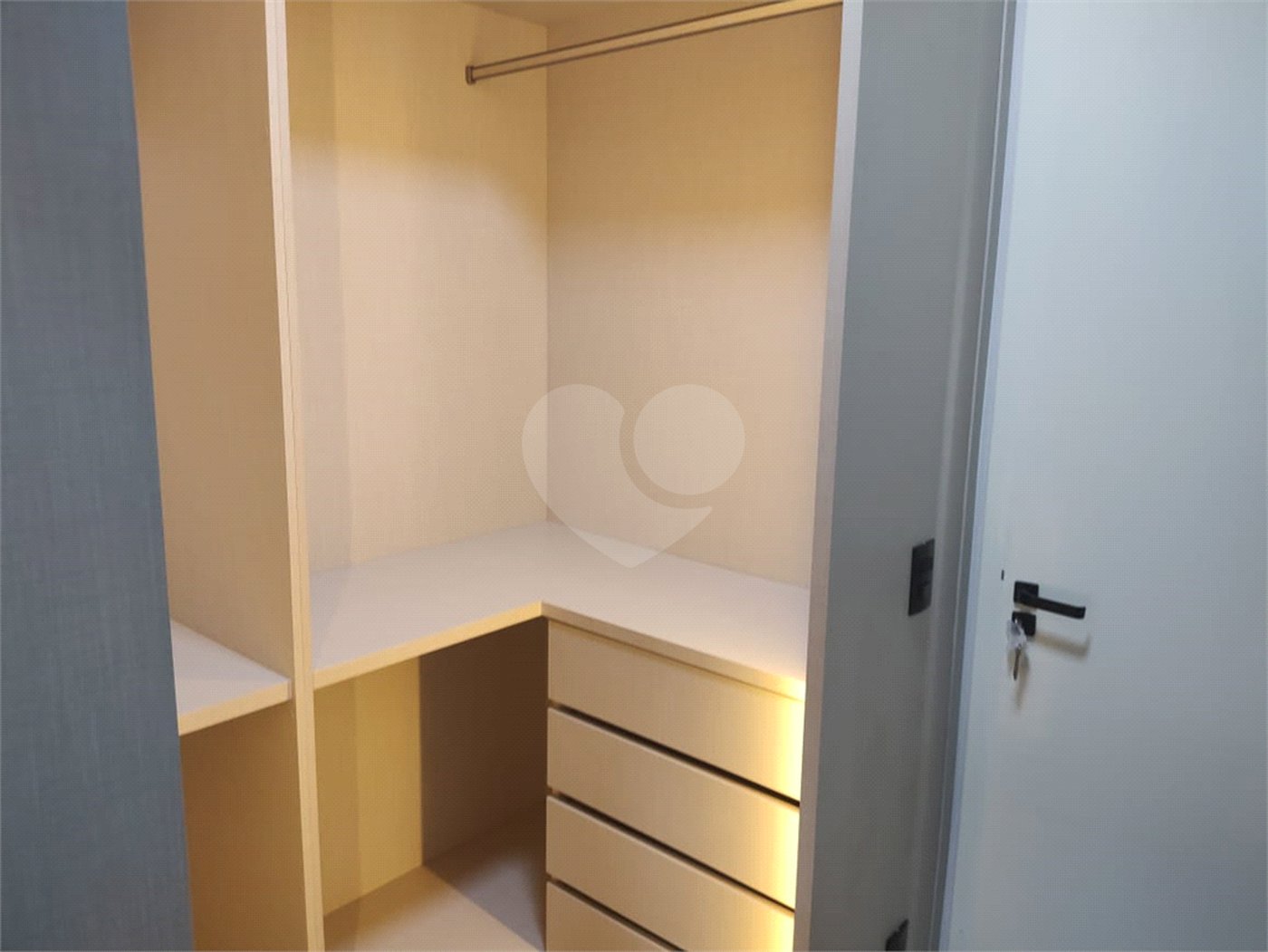 Casa à venda com 3 quartos, sendo 1 suíte,  no condomínio Madre Maria Vilac, Valinhos - SP