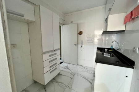 Apartamento 2 dormitórios com vaga de garagem lado praia na Enseada Guarujá