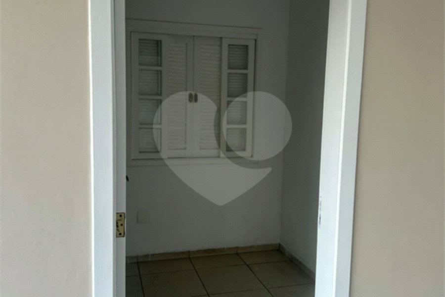 Casa à venda com 4 quartos, sendo 1 suíte,  no condomínio Jardim das Acácias, Cotia - SP