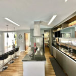 Magnífica Casa Contemporânea na Fazendinha - 4dorms | 3 Suites | Gourmet, piscina, lareira, hóspedes, escritório! Muito Verde e Tranquilidade em um dos melhores condominios da Região .