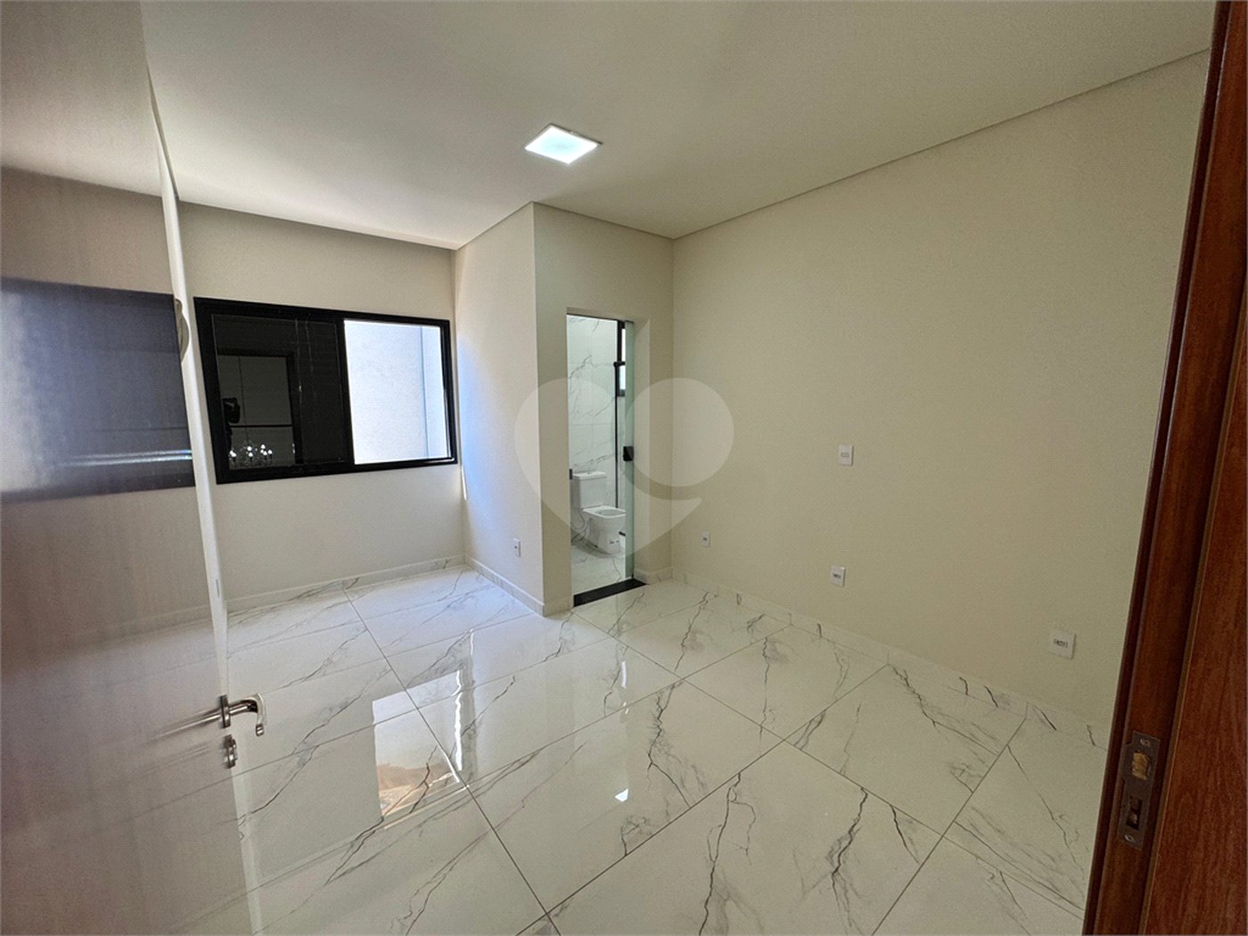 Casa à venda com 5 quartos, sendo 4 suítes, no condomínio Golden Ville, Itapetininga - SP