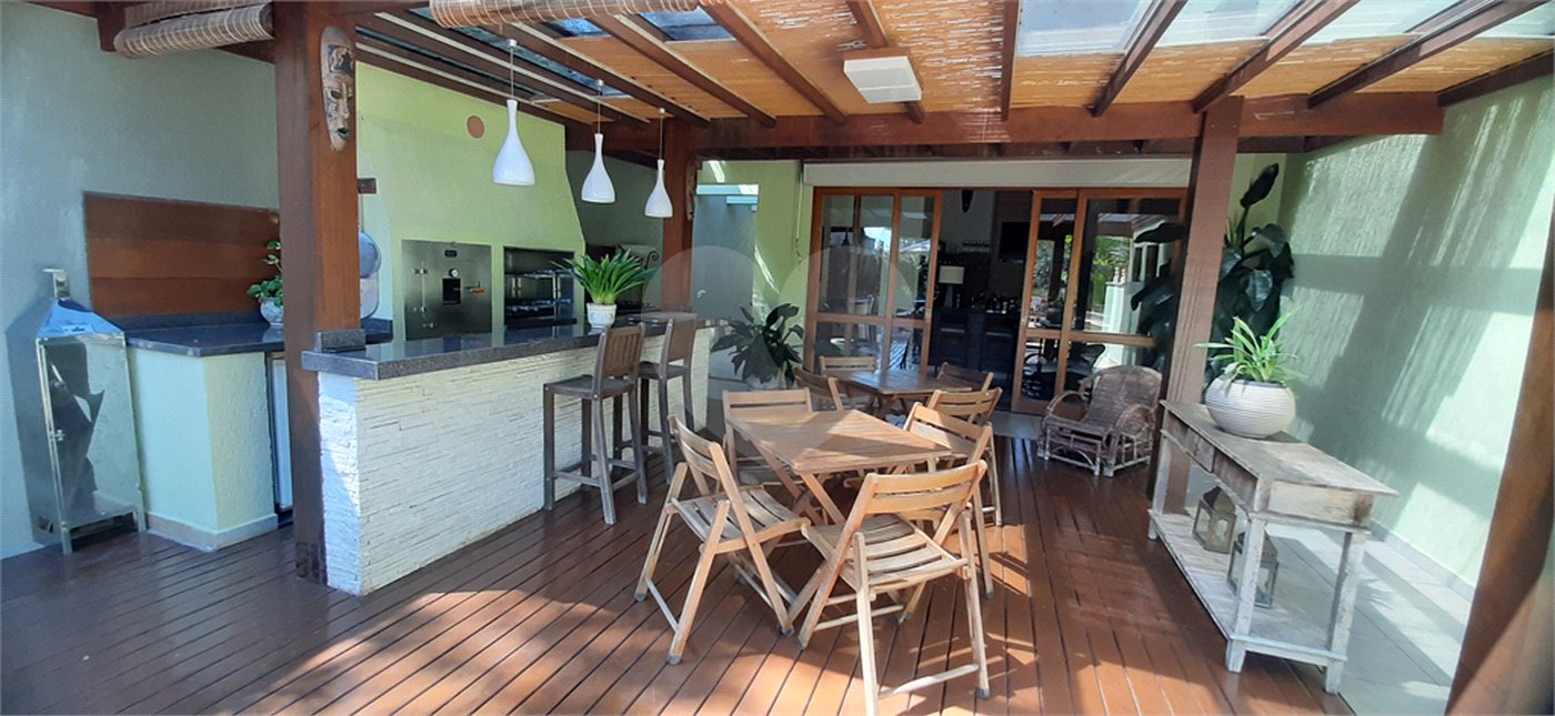 Casa à venda com 4 quartos, sendo 3 suítes, no condomínio Sausalito, Mairiporã - SP