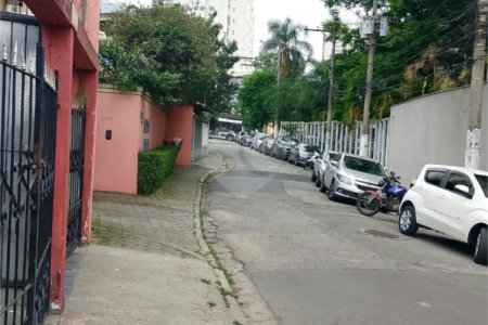 Sobrado à venda com 3 quartos, sendo 1 suíte,  em Vila Firmiano Pinto, São Paulo, SP