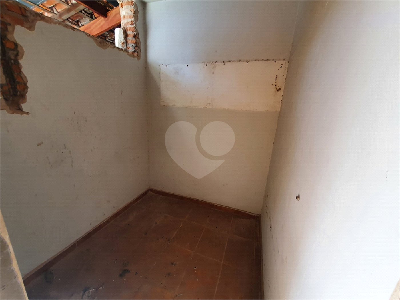 Casa térrea com 5 dormitórios, sendo 2 suítes.