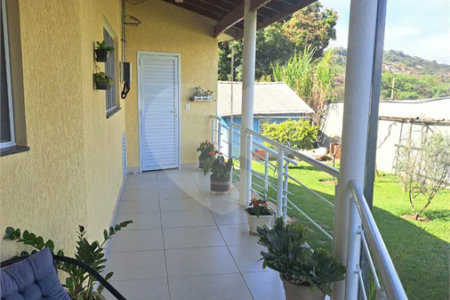 Casa Ampla com 5 Dormitórios, Piscina e Lazer Completo em Terreno de 1.260 m²