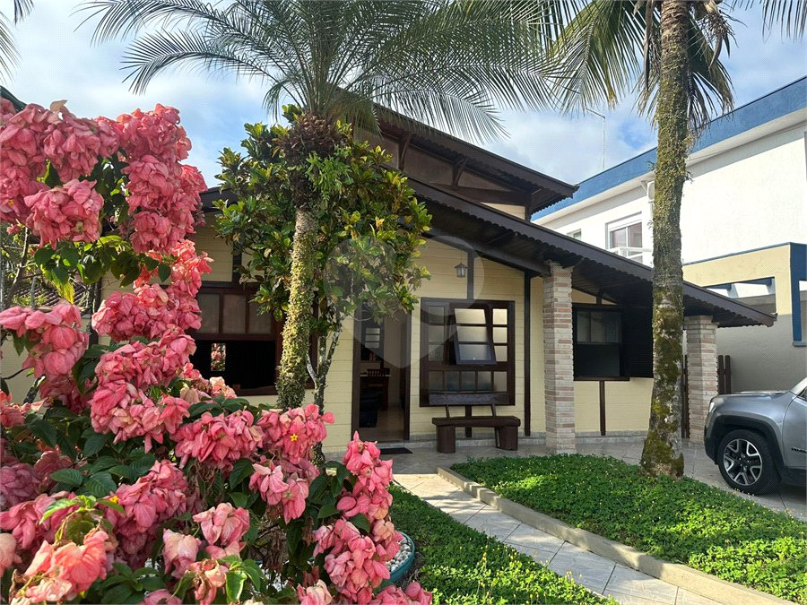 Casa à venda com 3 quartos, sendo 1 suíte,  no condomínio Morada da Praia, Bertioga - SP