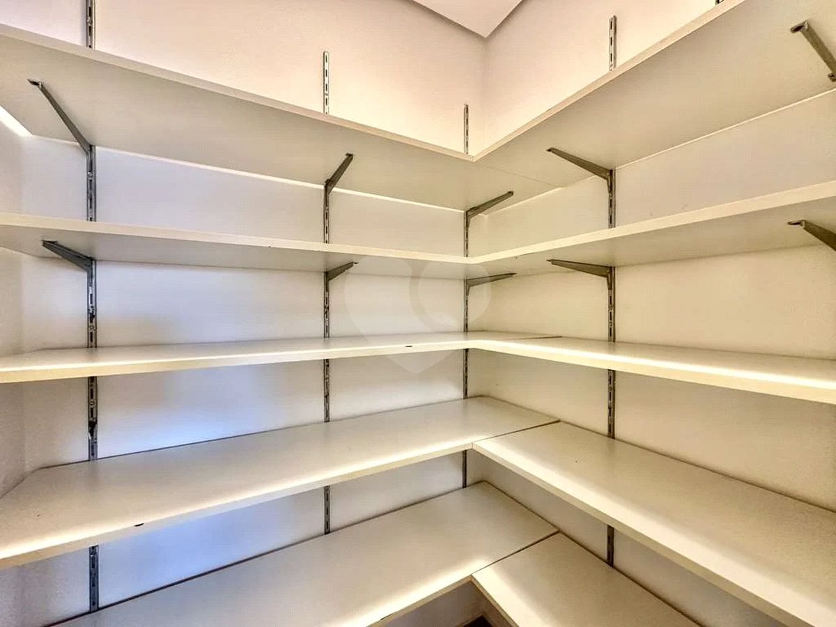 Casa em condomínio Impecável, 4 dorms / 2 suítes, varanda gourmet, piscina, 3 lareiras