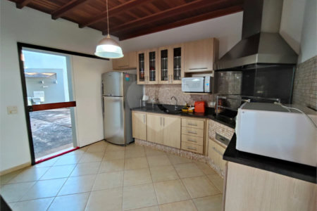 Casa à venda com 7 quartos, sendo 4 suítes, no condomínio Riviera de Santa Cristina XIII, Paranapanema - SP