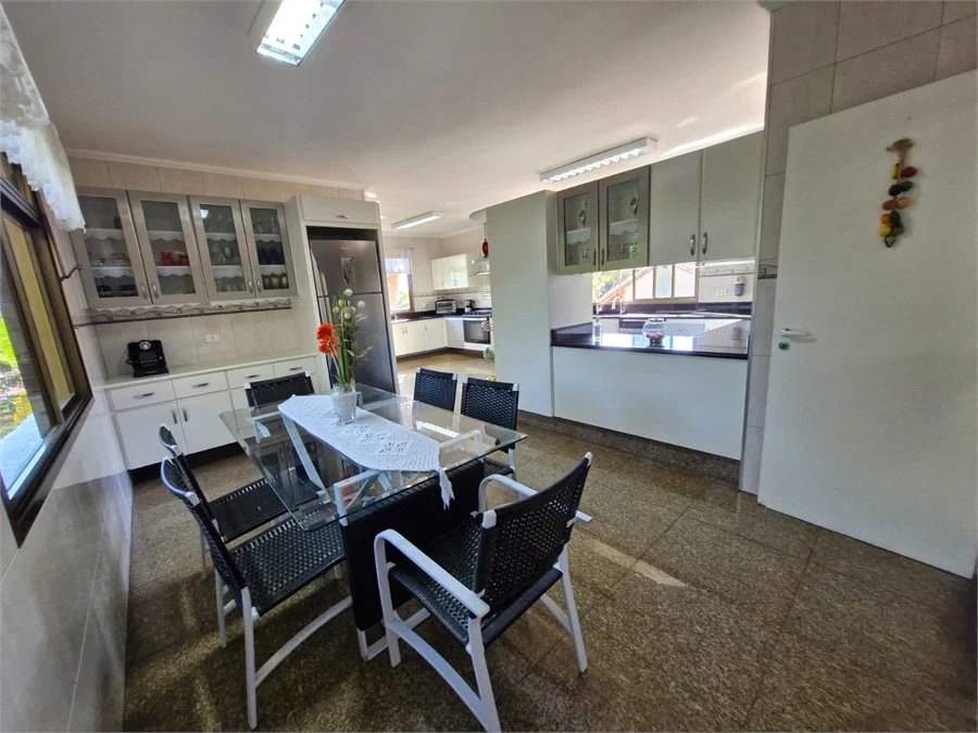 Casa à venda com 4 suítes no condomínio Villa Viana II, Cotia - SP