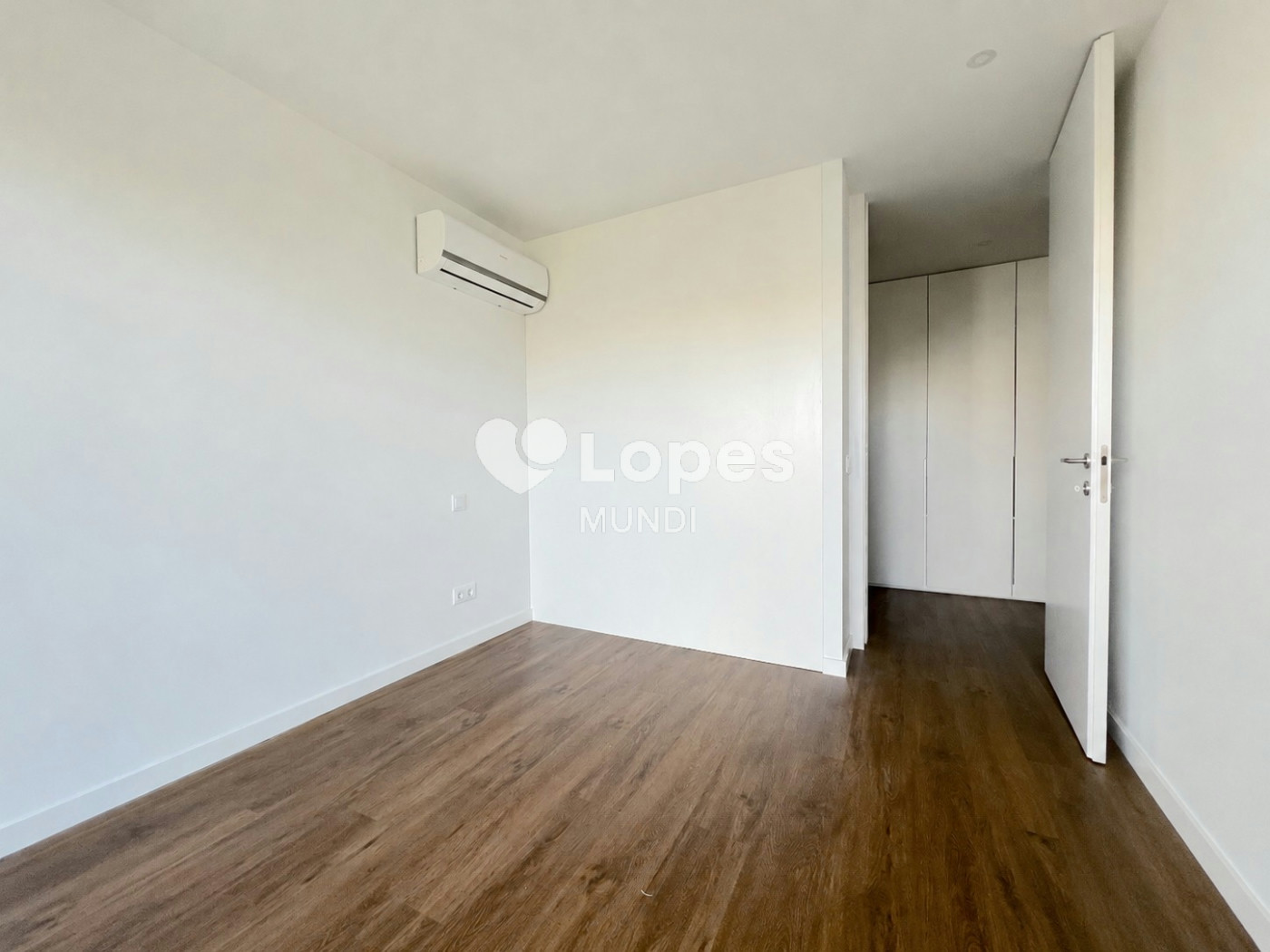 Apartamento T3 à venda em Águas Santas, Maia, Portugal – Varanda e garagem