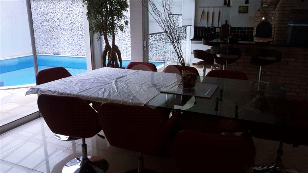 Casa à venda com 4 quartos, sendo 2 suítes, no condomínio Cond Residencial Villagio da Serra, São Paulo - SP