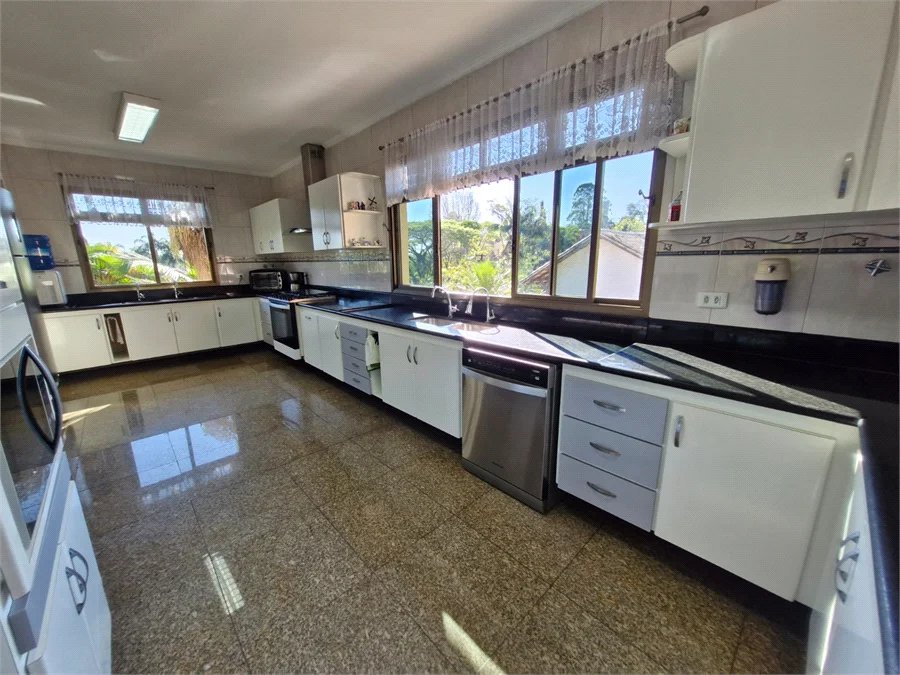 Casa à venda com 4 suítes no condomínio Villa Viana II, Cotia - SP