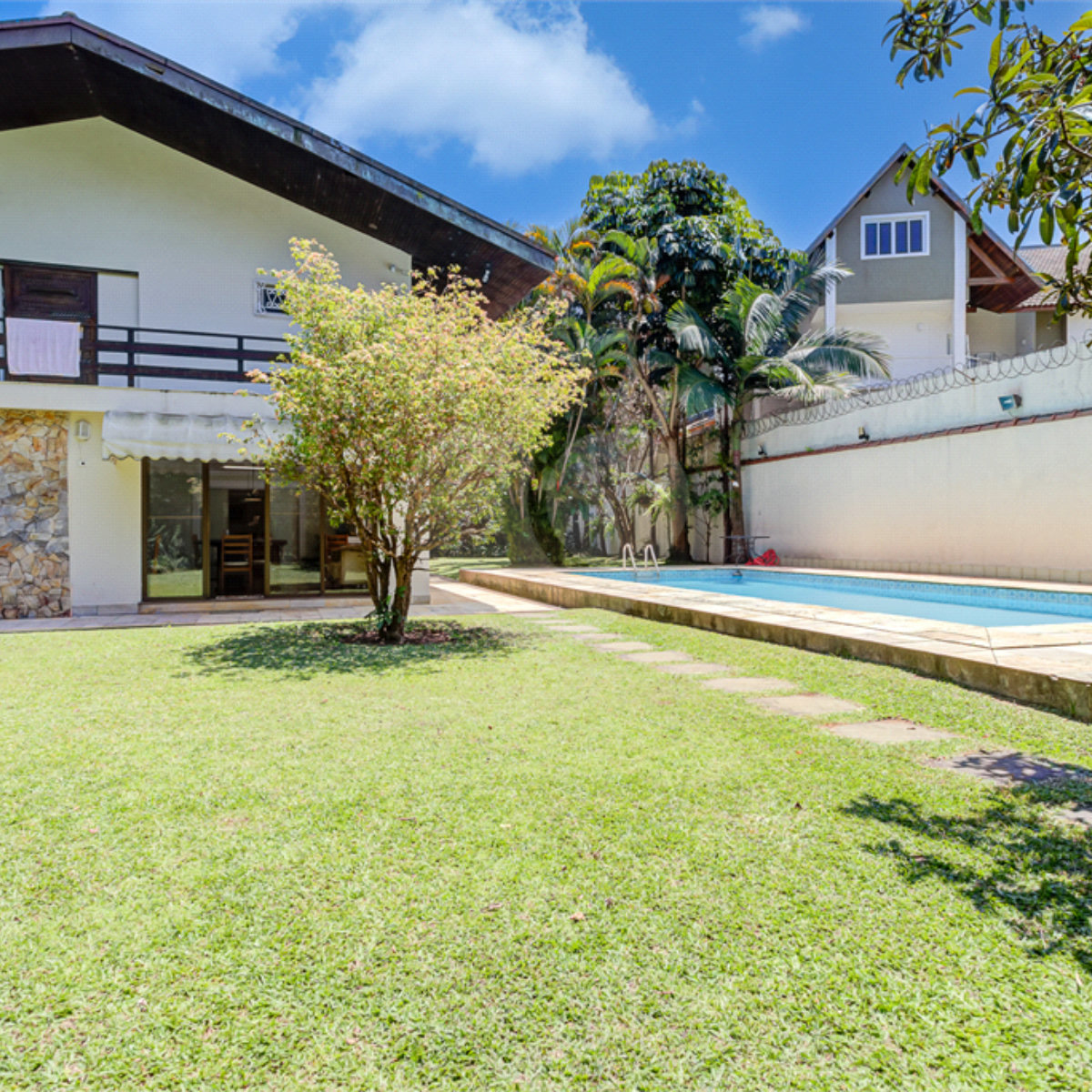 Casa Térrea à venda com 5 quartos, sendo 4 suítes, em Interlagos, São Paulo, SP