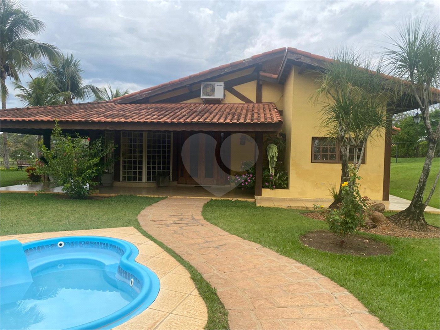 Casa à venda com 8 quartos, sendo 4 suítes, no condomínio Santa Filomena, Salto - SP