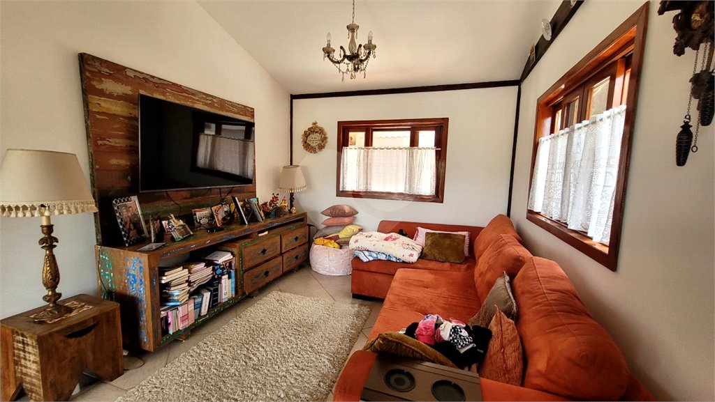 Casa à venda com 3 quartos, sendo 1 suíte, no condomínio Associação Reserva das Hortênsias, Mairiporã - SP