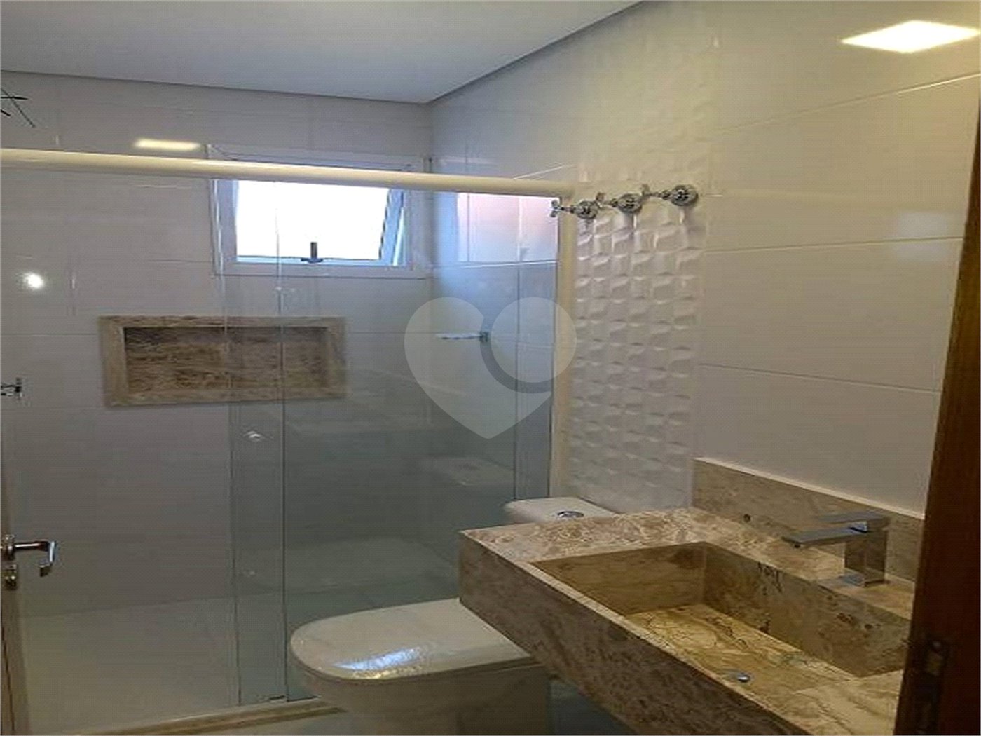 Casa à venda com 3 quartos, sendo 1 suíte, no condomínio Parque Vitória, São Paulo - SP