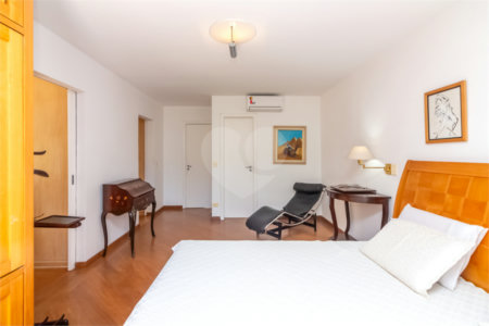 Casa à venda com 4 quartos, sendo 2 suítes, em Alto da Boa Vista, São Paulo, SP