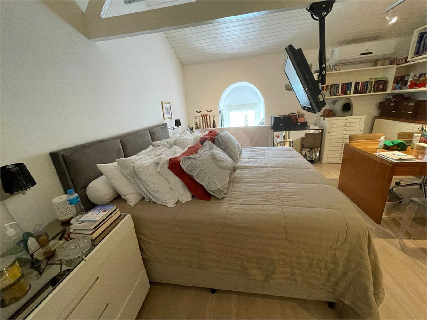 Casa em condomínio à venda ou para alugar com 4 quartos, sendo 3 suítes,  em Jardim Panorama, São Paulo, SP