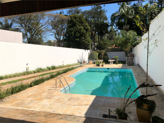 Sobrado à venda com 4 quartos, sendo 2 suítes,  em Alto da Boa Vista, São Paulo, SP