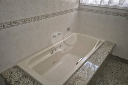 Casa à venda com 4 quartos, sendo 3 suítes,  no condomínio Chácara das Rosas, São Paulo - SP