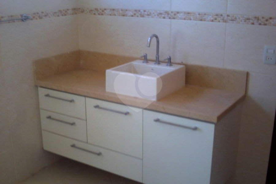 Sobrado à venda com 3 quartos, sendo 1 suíte, em Vila Irmãos Arnoni, São Paulo, SP