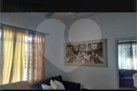 Casa à venda com 3 quartos, sendo 1 suíte,  no Centro, Poá, SP