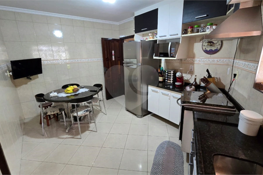 Sobrado à venda com 4 quartos, sendo 1 suíte, em Jardim Regina, São Paulo, SP