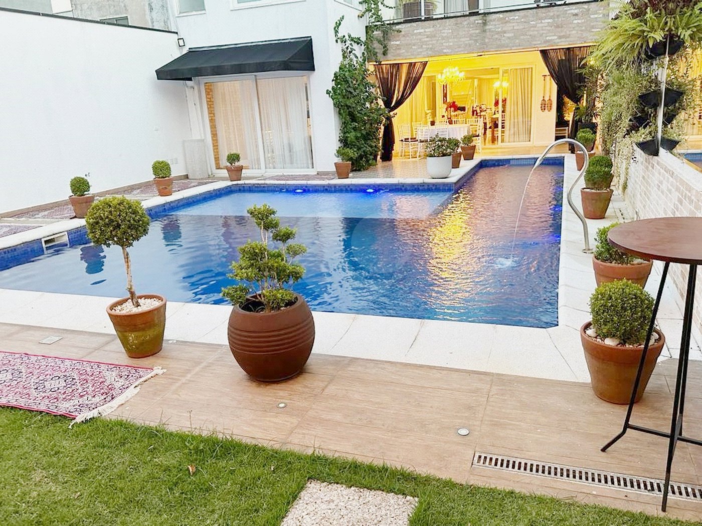 Sobrado à venda ou para alugar com 4 suítes em Vila Bertioga, São Paulo, SP
