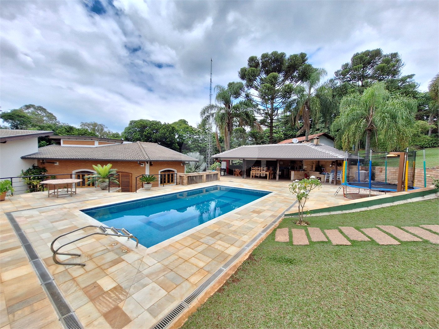Casa à venda com 7 quartos, sendo 3 suítes, no condomínio Chacaras do Lago, Vinhedo - SP