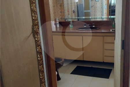 Casa à venda com 7 quartos, sendo 2 suítes, em Jardim Londrina, São Paulo, SP