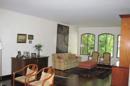 Casa à venda com 4 quartos, sendo 2 suítes,  em Jardim Leonor, São Paulo, SP