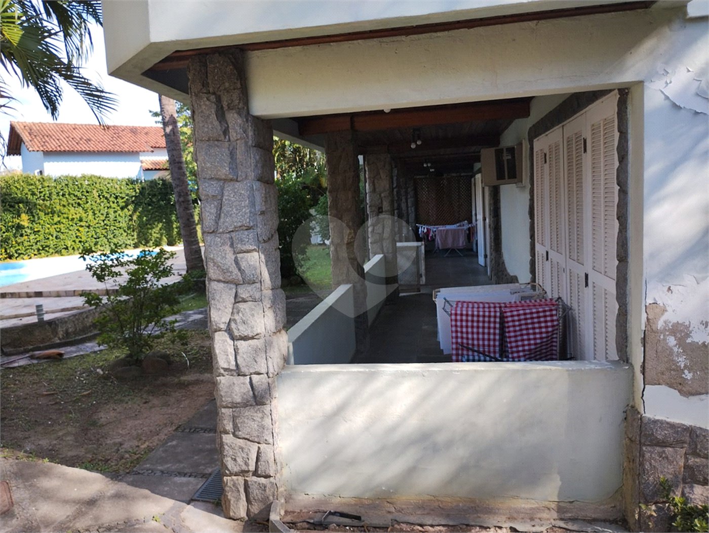 Casa à venda com 5 quartos, sendo 3 suítes, no condomínio Vilarejo, Rio de Janeiro - RJ