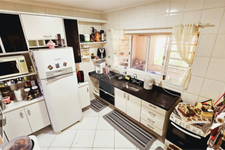 Casa à venda com 4 quartos, sendo 2 suítes, em Jardim Meny, São Roque, SP