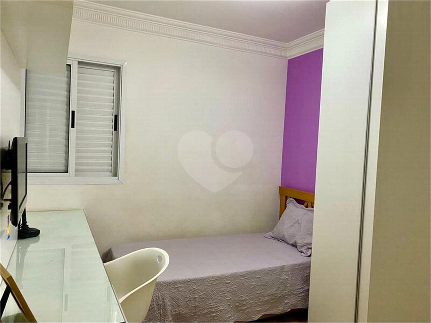 Apartamento de 03 dormitórios sendo 1 suíte e 02 vagas de garagem.