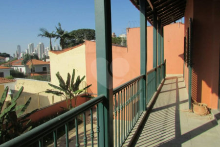 Casa no Pacaembu com ótima distribuição e amplo quintal em terreno em declive