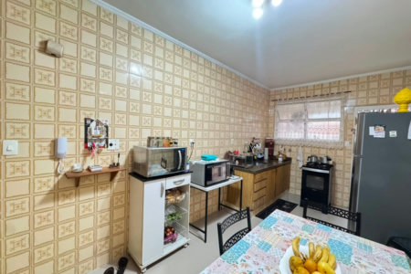 Apartamento com 2 dormitórios e suíte + dependência de serviço completa na Ponta da Praia – Localização privilegiada próximo à Praça Dino Bueno