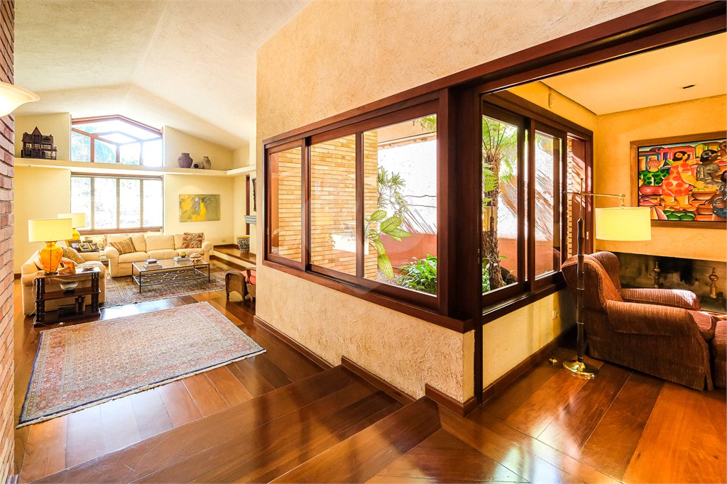 Casa à venda com 4 quartos, sendo 2 suítes, em Jardim Cordeiro, São Paulo, SP
