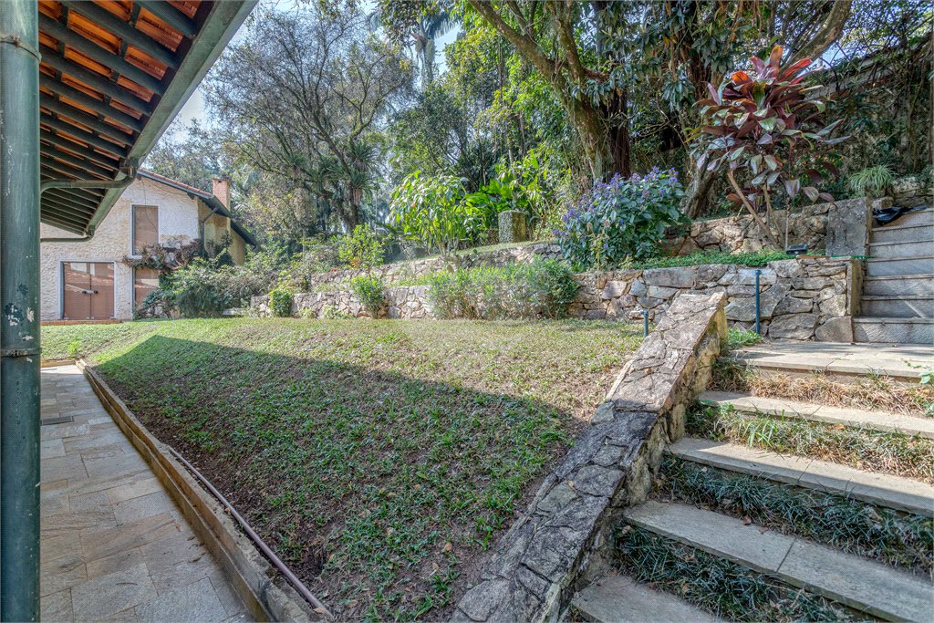 Casa à venda com 6 quartos, sendo 2 suítes, no condomínio Chácara Flora, São Paulo - SP