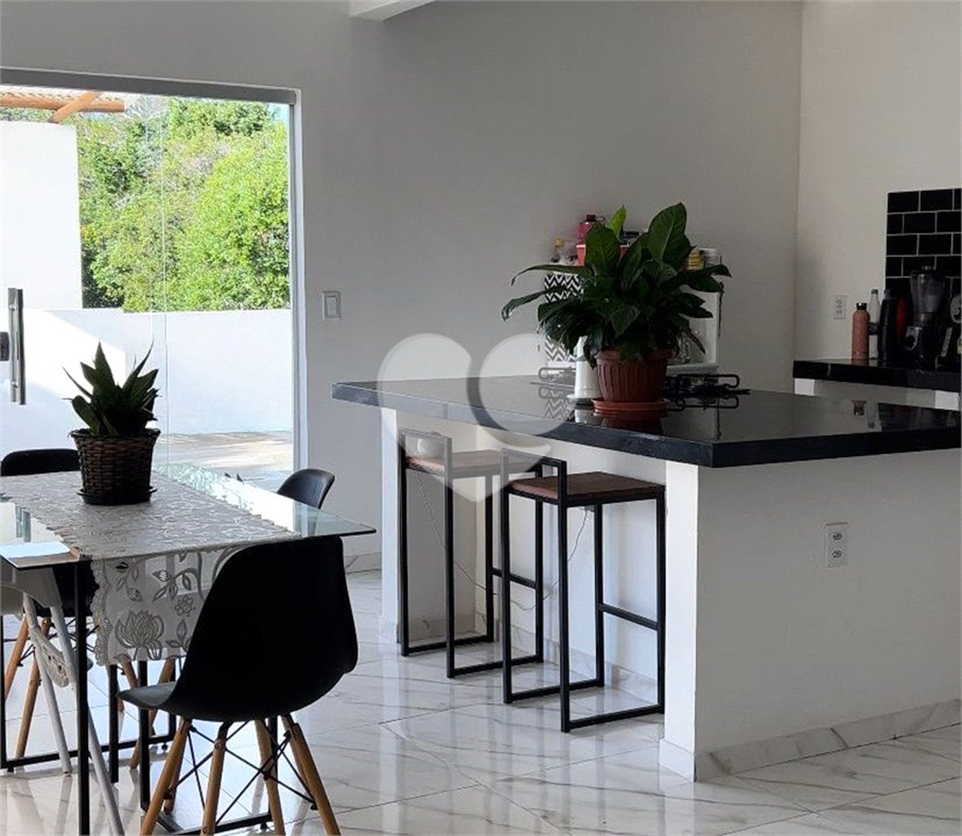 Casa à venda com 4 quartos, sendo 3 suítes, em Taperapuan, Porto Seguro, BA