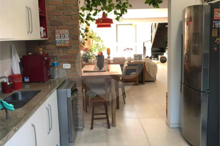 Casa à venda com 9 quartos, sendo 8 suítes, no condomínio Village Elisabete, Rio de Janeiro - RJ