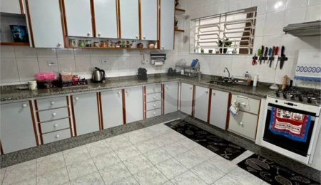 Sobrado à venda com 4 quartos, sendo 1 suíte,  em Vila Cleonice, São Paulo, SP