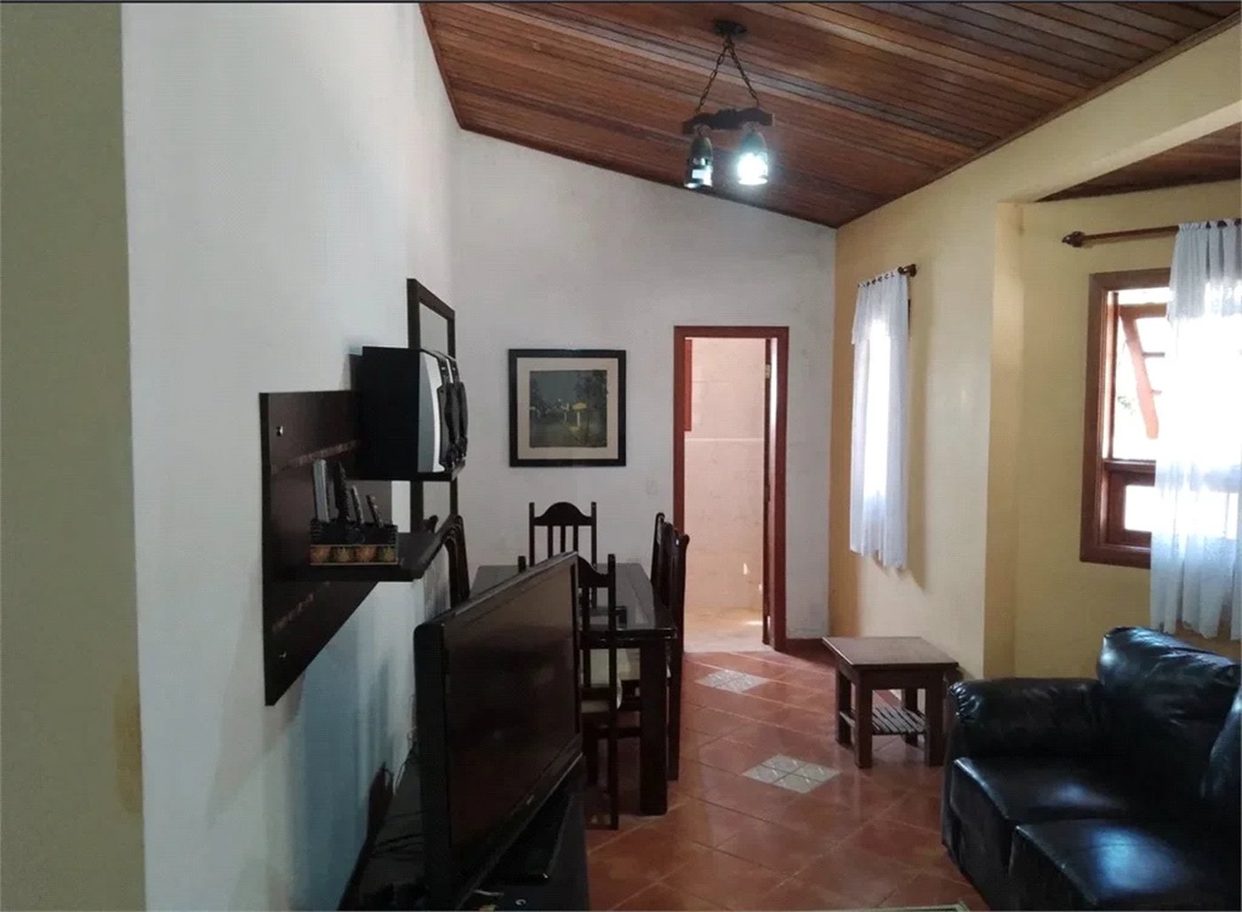 Casa à venda com 4 quartos, sendo 1 suíte, no condomínio Quinta da Cachoeira, Embu das Artes - SP